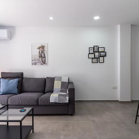 Odyssey - Captivating 2-Bedroom Retreat In ลาร์นาคา ภายนอก รูปภาพ