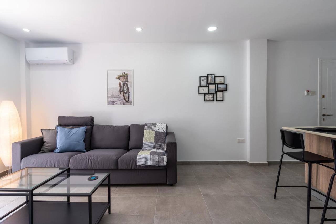 Odyssey - Captivating 2-Bedroom Retreat In ลาร์นาคา ภายนอก รูปภาพ